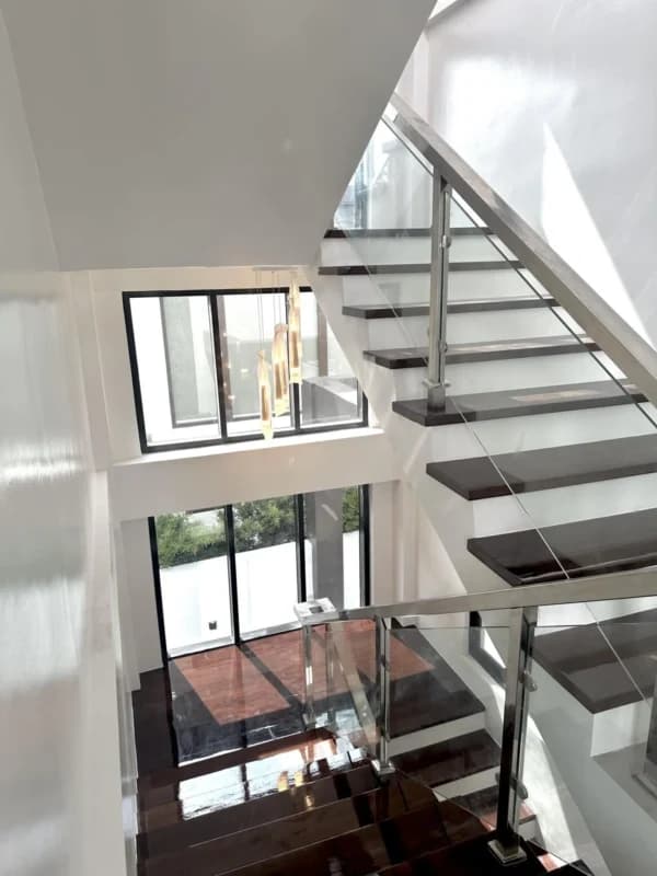 Modern Tropical Contemporary House Image 9